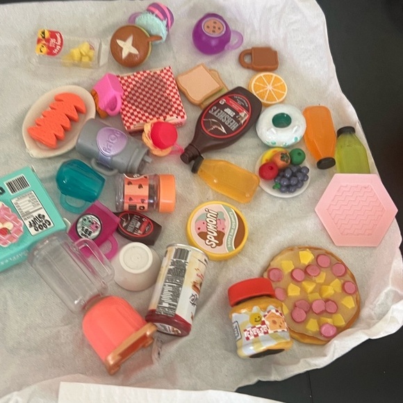 LOL Surprise Travel Plane. Dolls, Furniture and all accessories pictured. EUC. - Picture 5 of 9